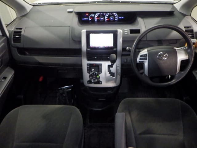 TOYOTA Voxy thumbnail 3