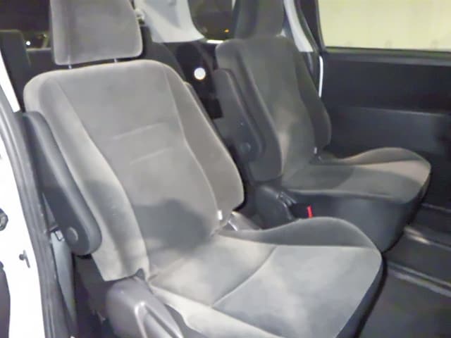 TOYOTA Voxy thumbnail 6