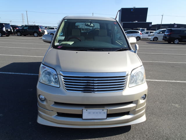 TOYOTA Noah thumbnail 8