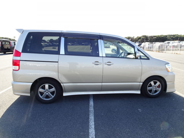 TOYOTA Noah thumbnail 6