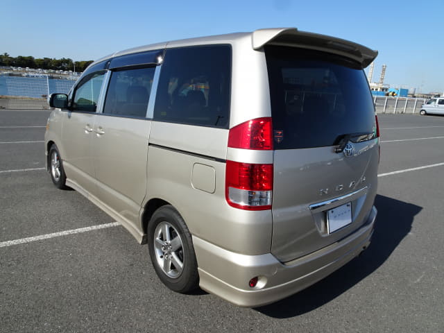 TOYOTA Noah thumbnail 3