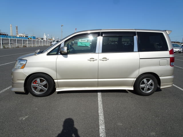 TOYOTA Noah thumbnail 2