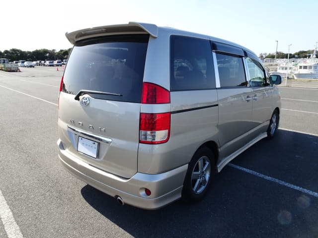 TOYOTA Noah thumbnail 5