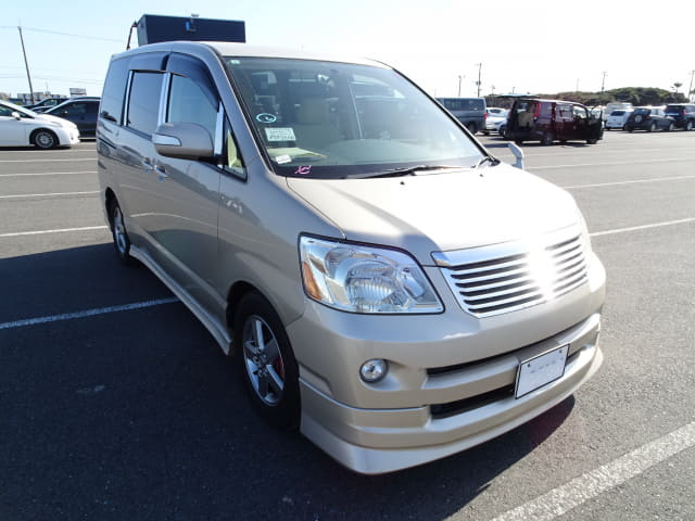 TOYOTA Noah thumbnail 7