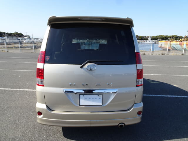 TOYOTA Noah thumbnail 4