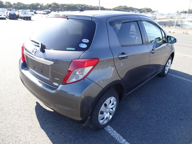 2011 TOYOTA Vitz