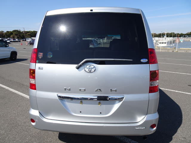 2002 TOYOTA Noah