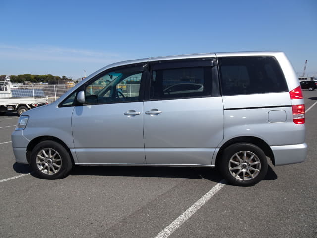 2002 TOYOTA Noah
