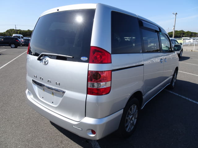 2002 TOYOTA Noah