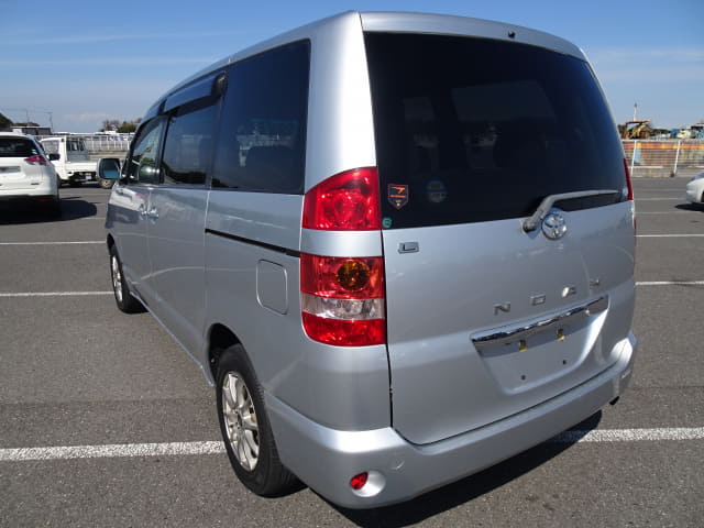 2002 TOYOTA Noah