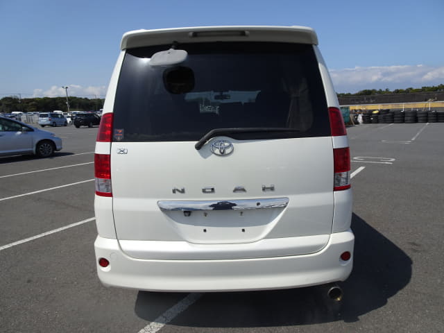 2002 TOYOTA Noah