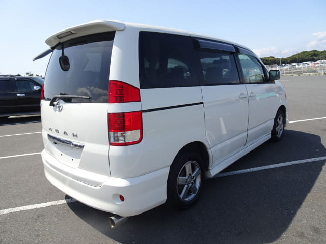 2002 TOYOTA Noah