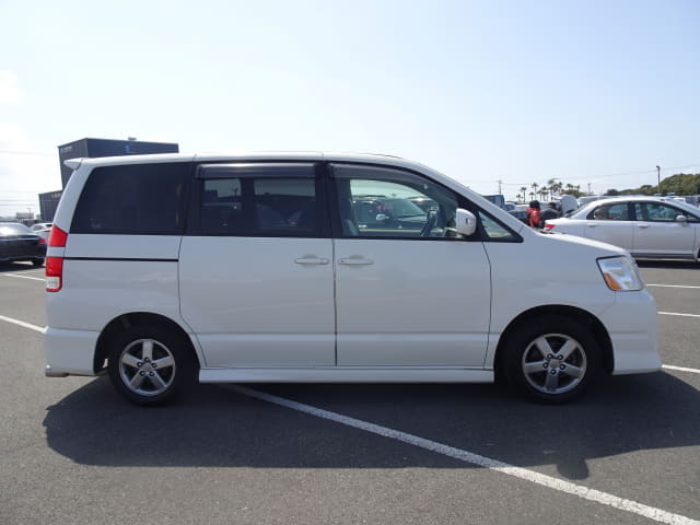 2002 TOYOTA Noah