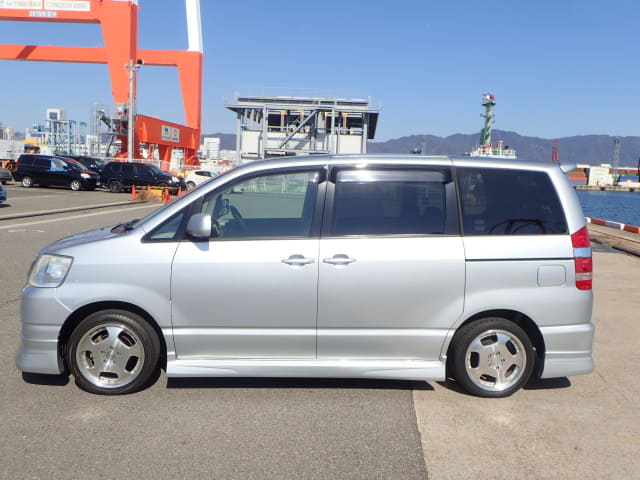 2003 TOYOTA Noah