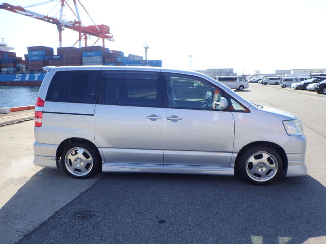 2003 TOYOTA Noah