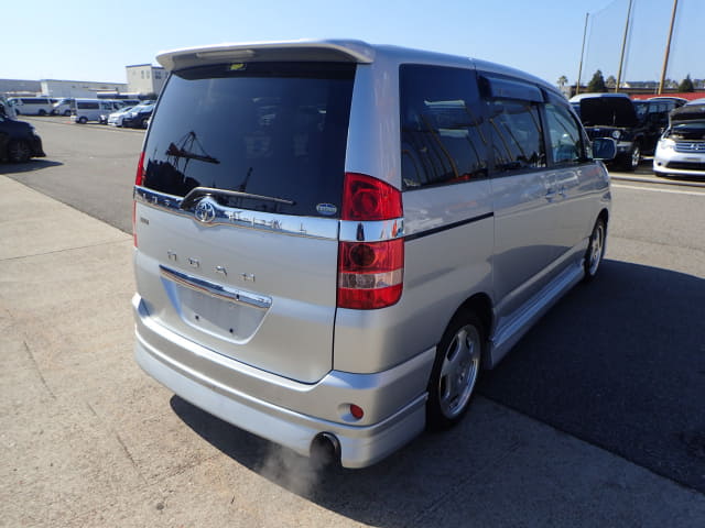 2003 TOYOTA Noah