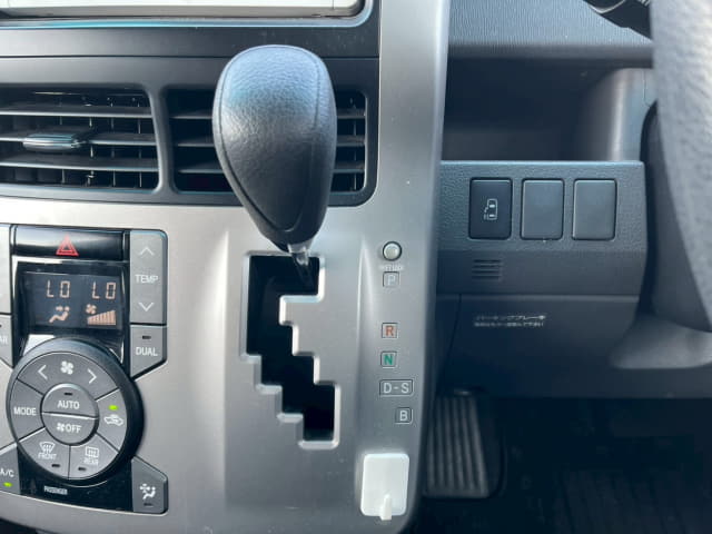 TOYOTA Voxy thumbnail 40