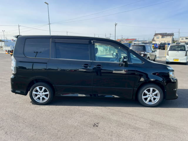 TOYOTA Voxy thumbnail 6