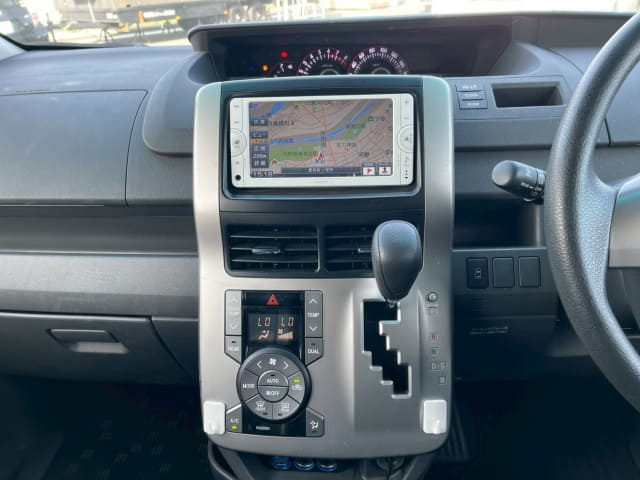 TOYOTA Voxy thumbnail 37