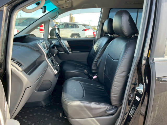 TOYOTA Voxy thumbnail 26