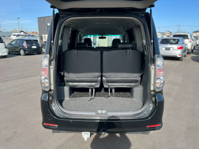 TOYOTA Voxy thumbnail 29