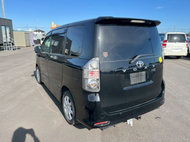 TOYOTA Voxy thumbnail 3