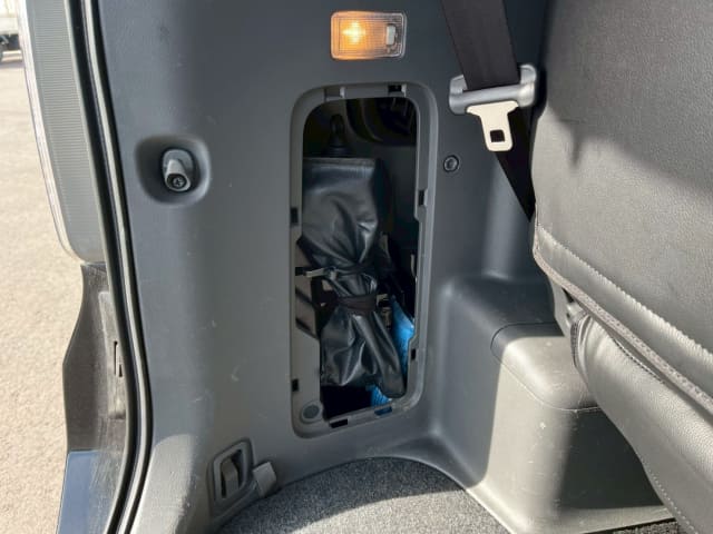 TOYOTA Voxy thumbnail 31
