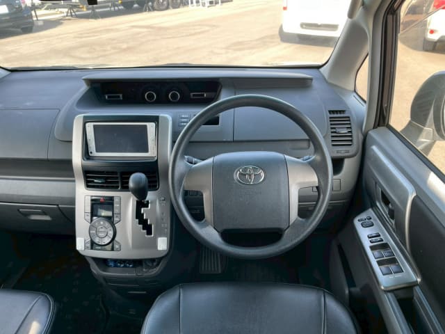TOYOTA Voxy thumbnail 33