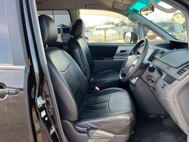 TOYOTA Voxy thumbnail 25