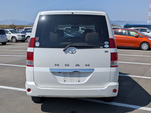 2005 TOYOTA Noah