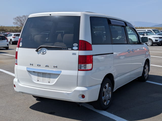 2005 TOYOTA Noah