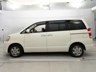 2005 TOYOTA Noah