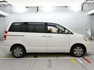 2005 TOYOTA Noah