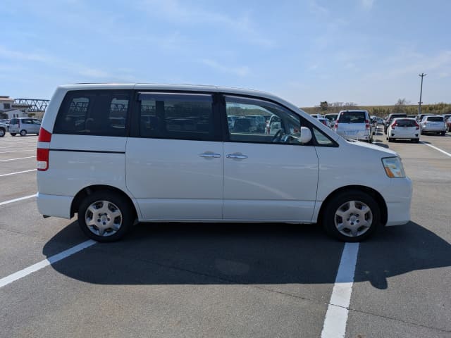 2005 TOYOTA Noah