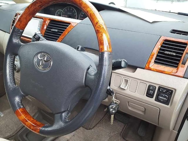 2005 TOYOTA Noah