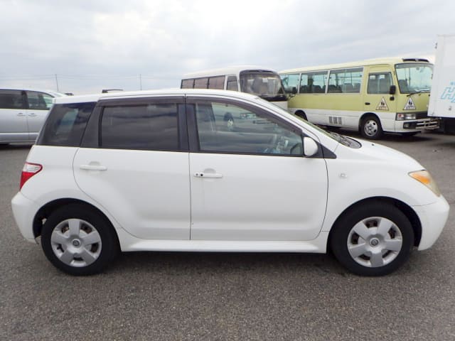 2005 TOYOTA IST