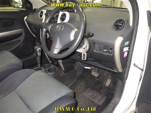 2005 TOYOTA IST