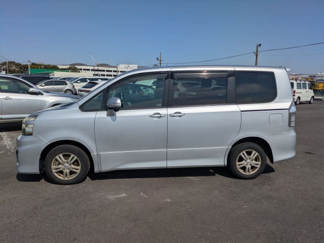 2010 TOYOTA Voxy