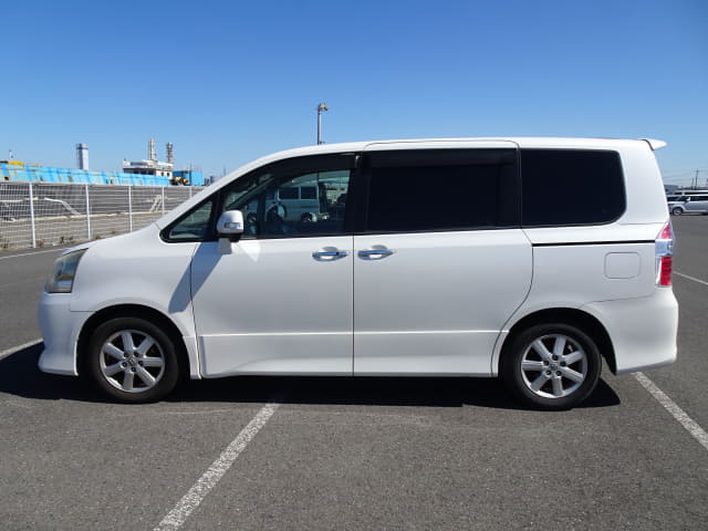 2010 TOYOTA Noah