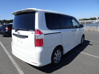 2010 TOYOTA Noah
