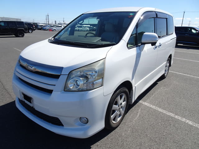 2010 TOYOTA Noah