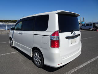 2010 TOYOTA Noah