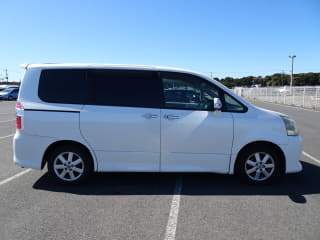 2010 TOYOTA Noah