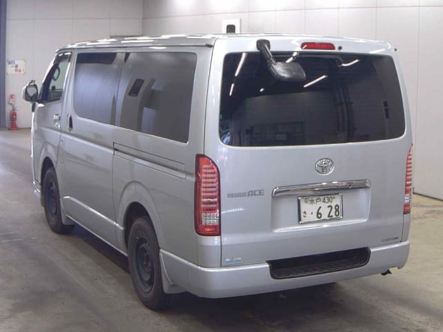 2010 TOYOTA Regiusace Van