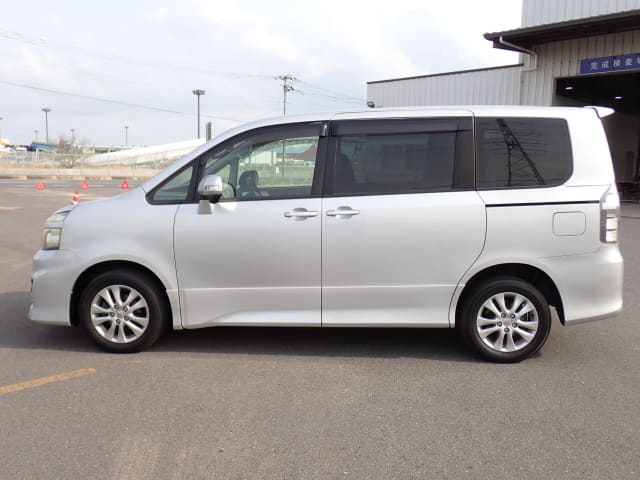 2010 TOYOTA Voxy