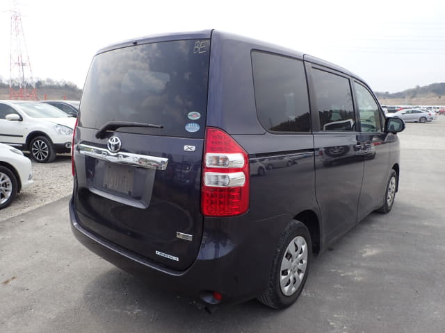 2010 TOYOTA Noah
