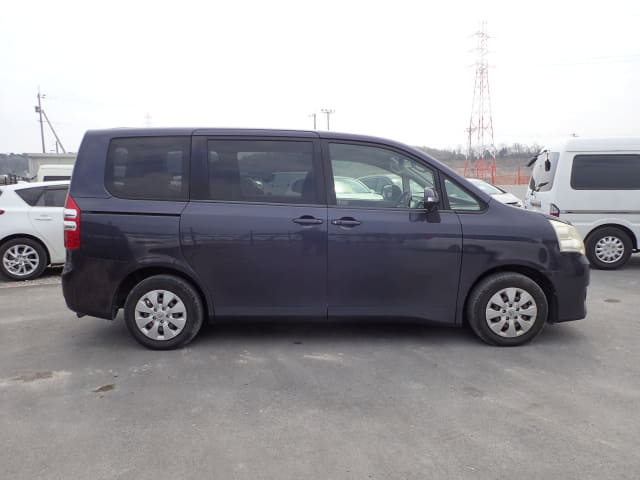2010 TOYOTA Noah