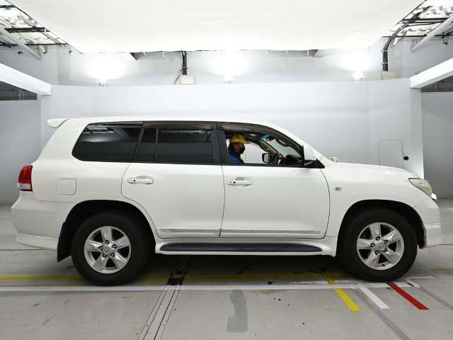 2011 TOYOTA Land Cruiser