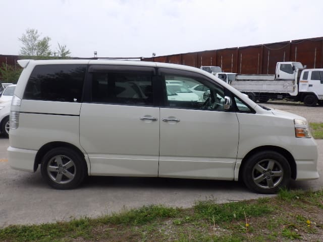 TOYOTA Voxy thumbnail 6
