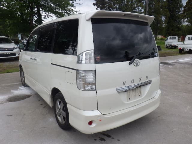 TOYOTA Voxy thumbnail 3